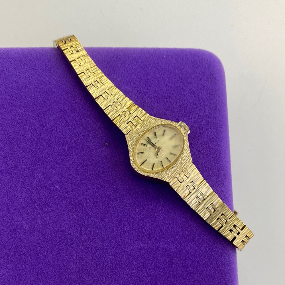 Vintage Gold-Tone Women's Bracelet Watch - Classic Elegant Design